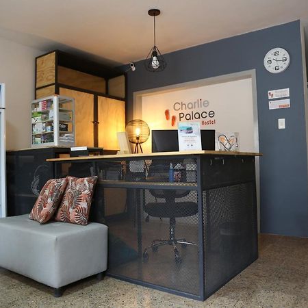 Charlie Palace Hostel Медельин Экстерьер фото