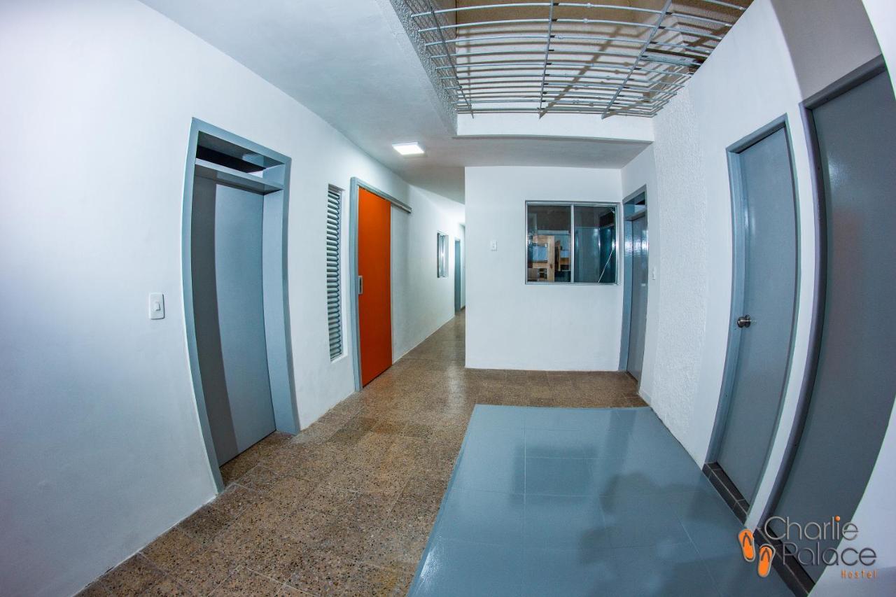 Charlie Palace Hostel Медельин Экстерьер фото