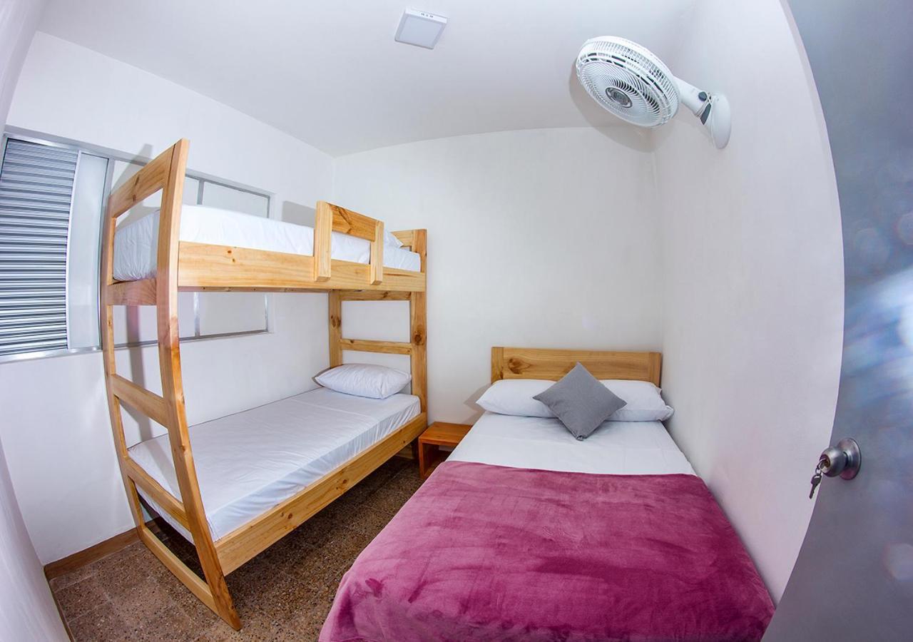 Charlie Palace Hostel Медельин Номер фото